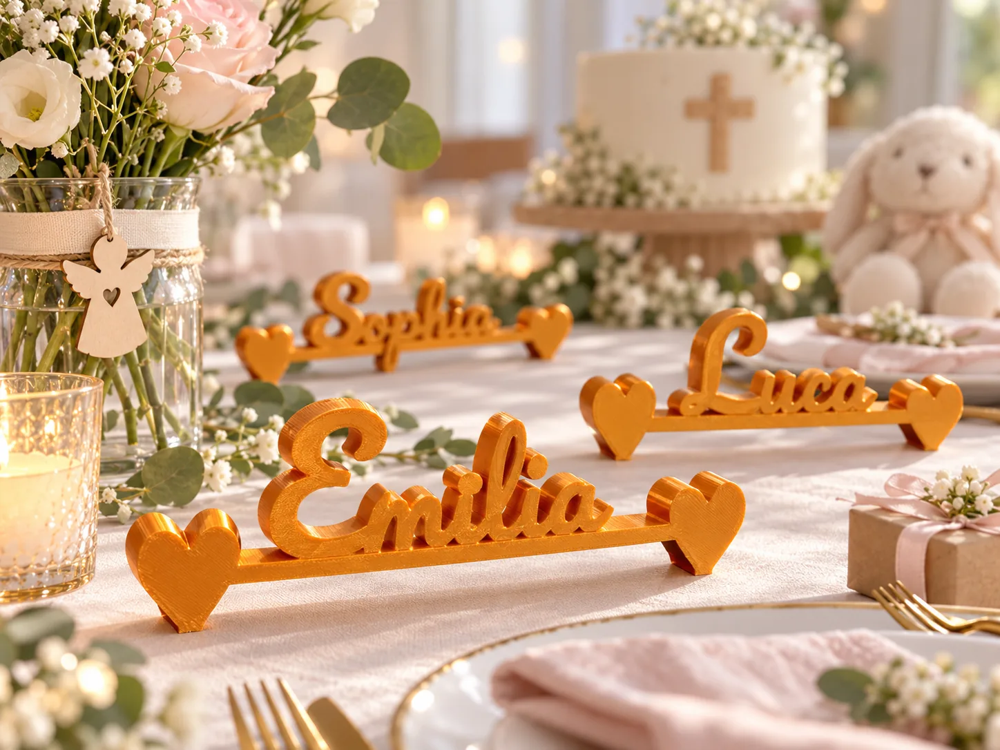 Mehrere goldene 3D-Namensaufsteller mit den Namen Emilia, Sophia und Luca als Tischdekoration für eine Taufe